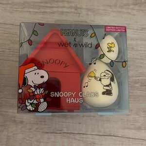 LIMITED EDITION - Wet n Wild Peanuts Snoopy Claus - Make Up Sponge & Case Set
